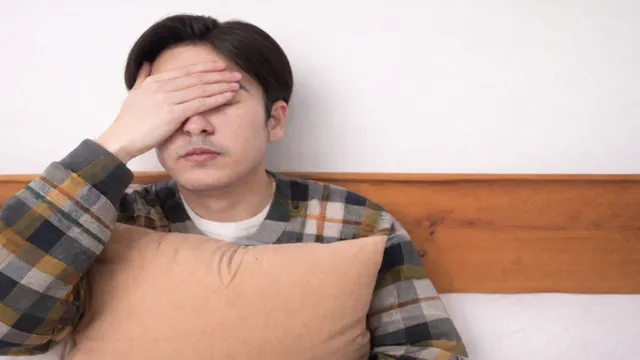 女性との会話で一言が行き過ぎたことに気づき後悔する男性のイメージ