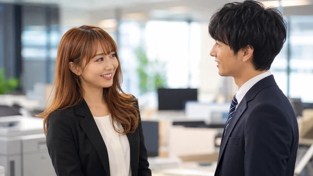 職場で初めて向き合い、笑顔で挨拶を交わす年上のO型女性と若いわくいっち