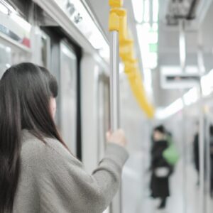 片思いの相手を遠くから見つめる女性